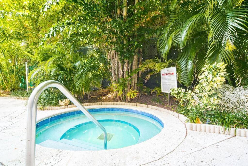 Ocean View 2bd2bth In Coconut Grove